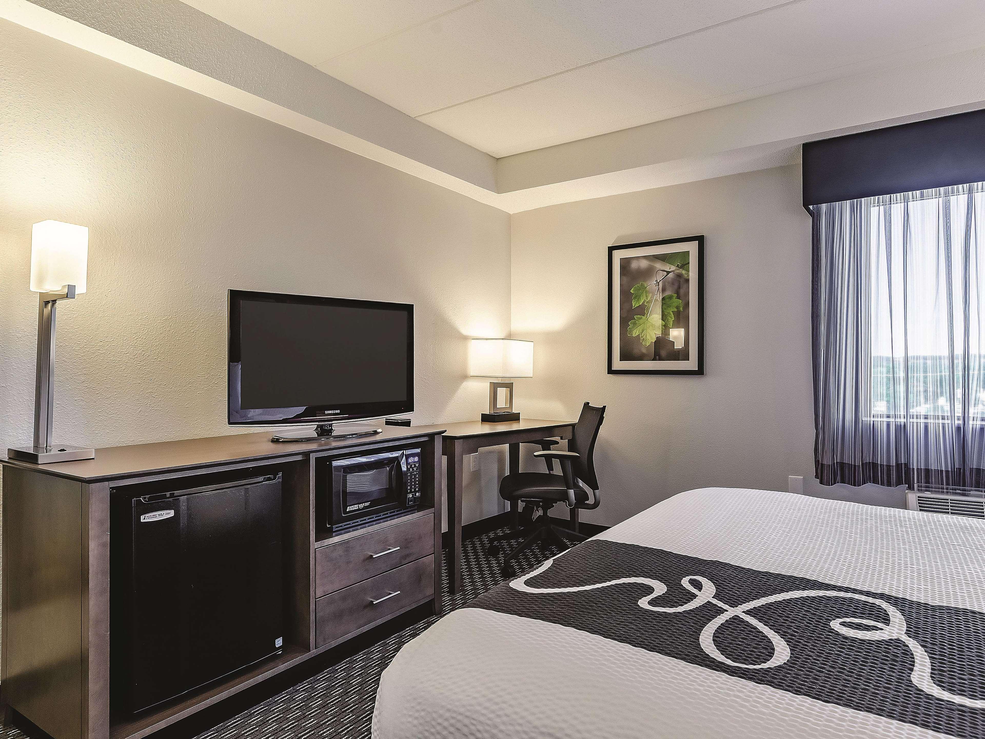 La Quinta By Wyndham Warwick Providence Airport Hotel Bagian luar foto