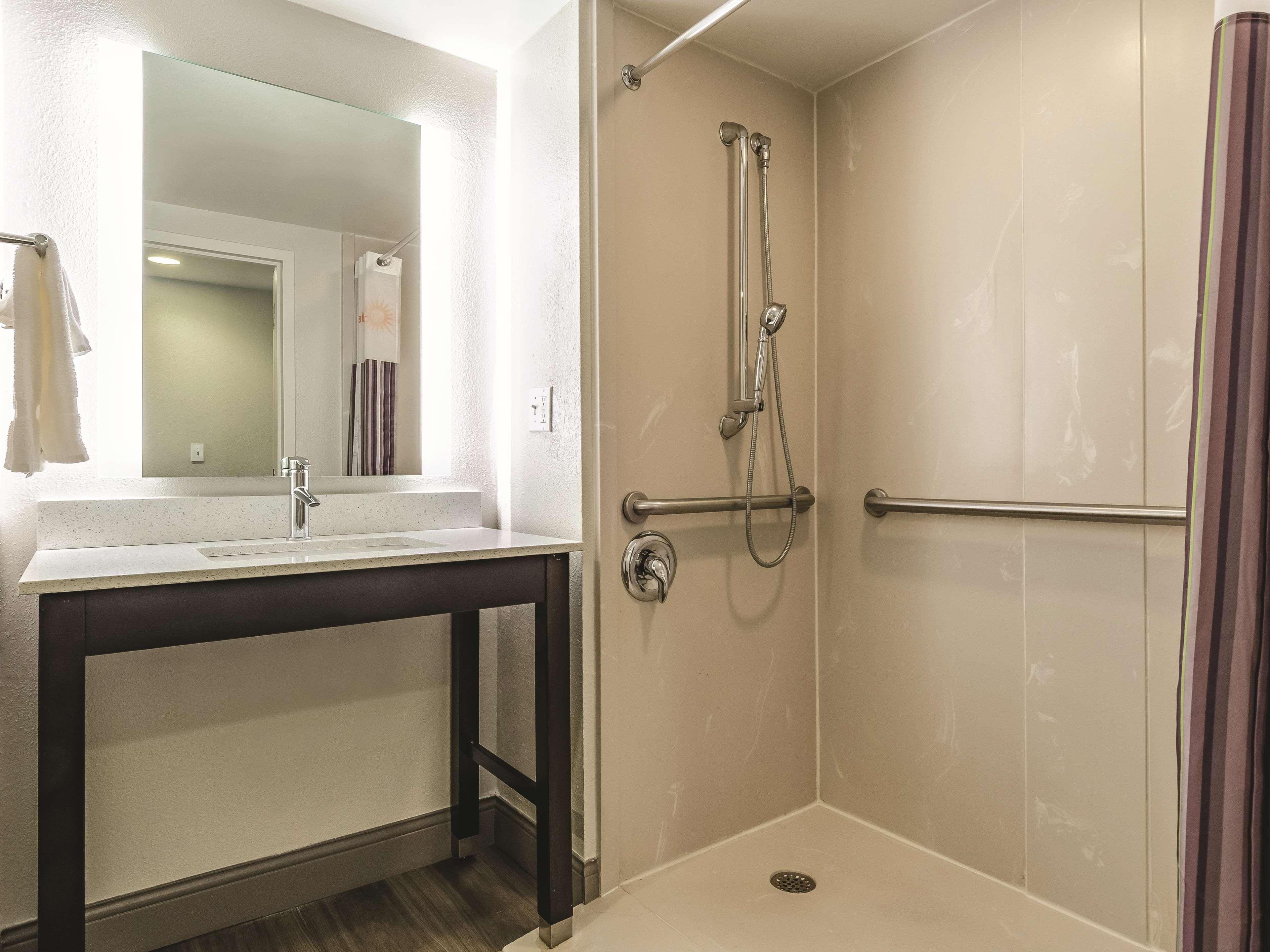 La Quinta By Wyndham Warwick Providence Airport Hotel Bagian luar foto