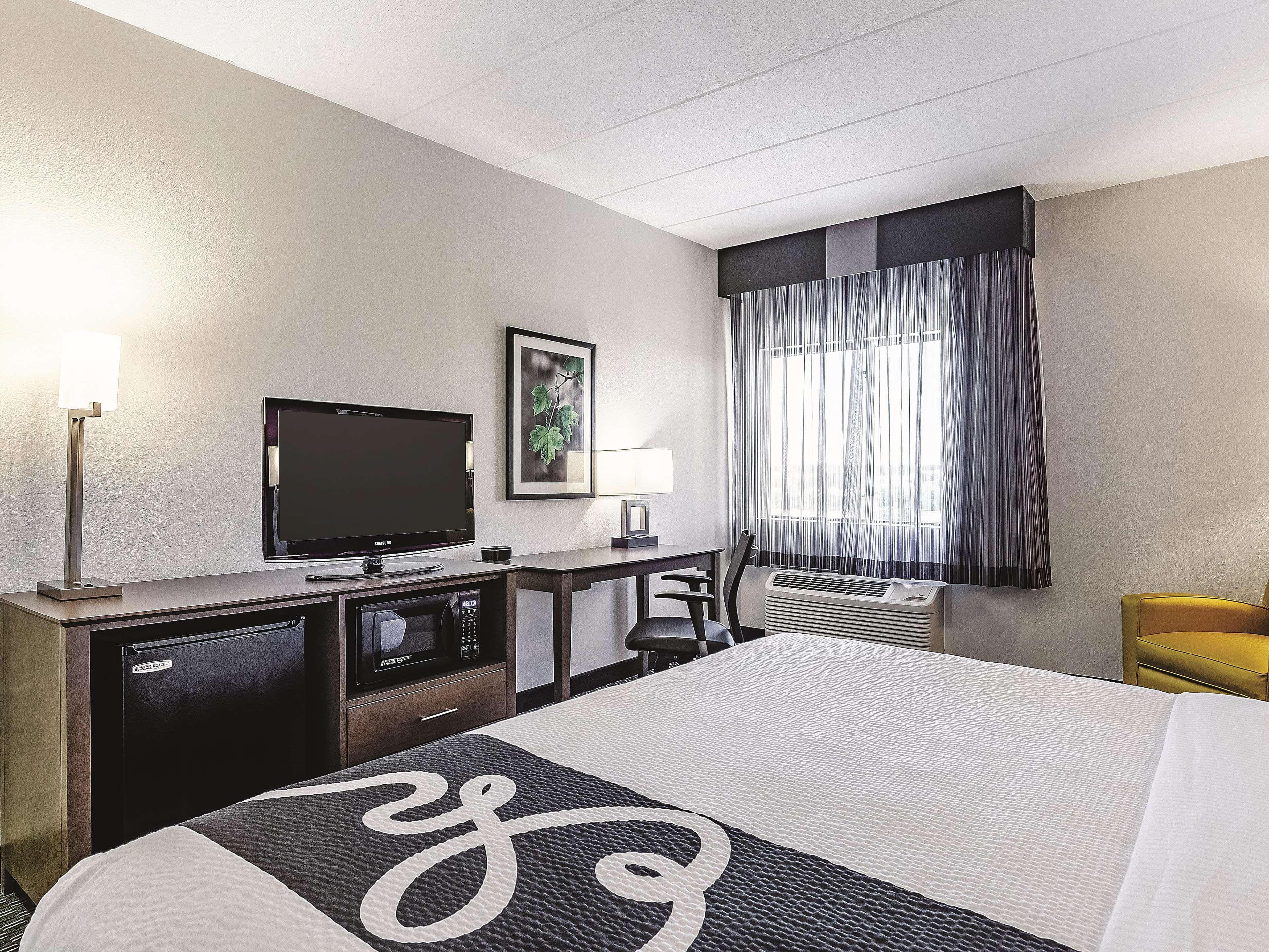 La Quinta By Wyndham Warwick Providence Airport Hotel Bagian luar foto