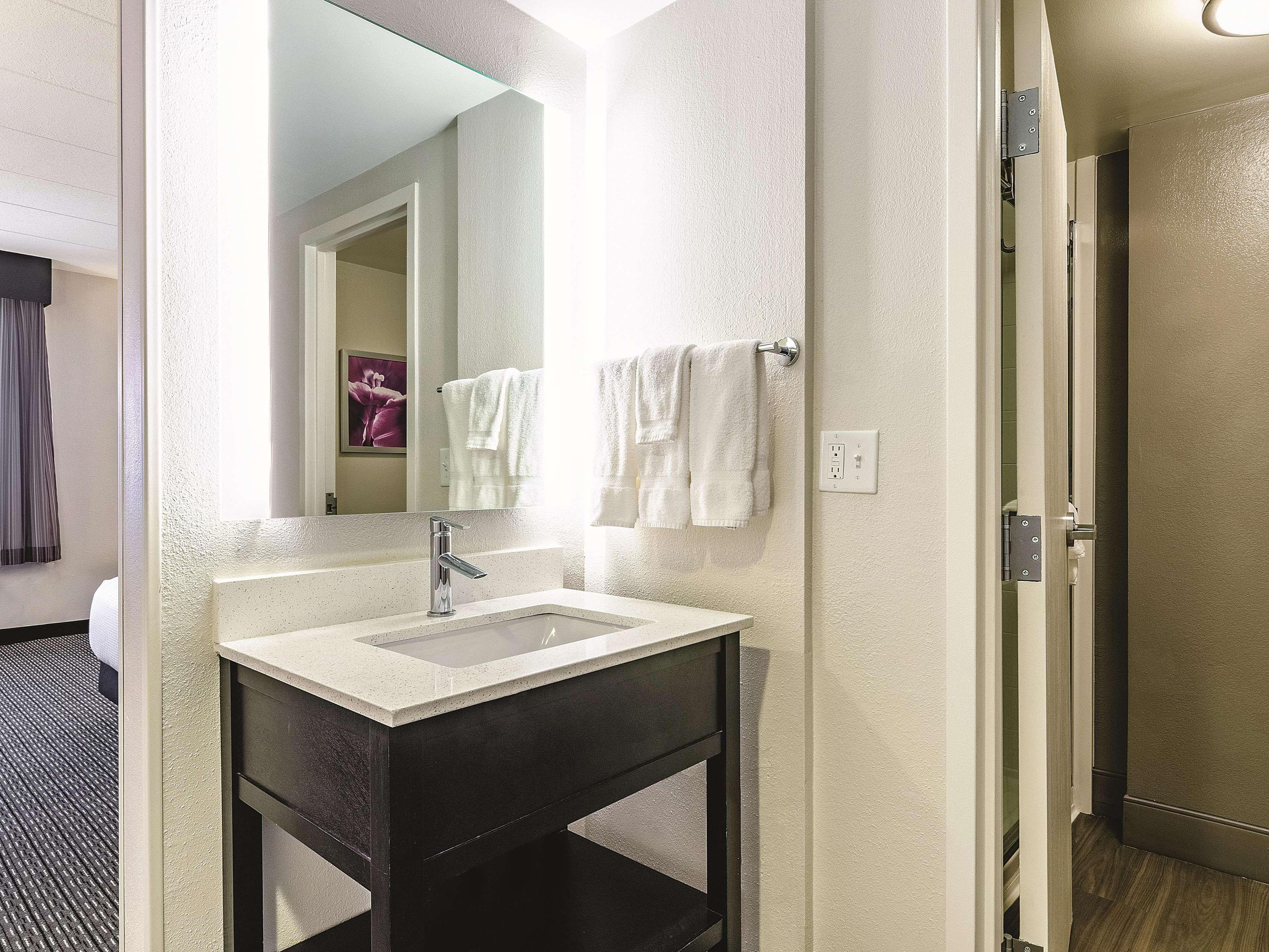 La Quinta By Wyndham Warwick Providence Airport Hotel Bagian luar foto
