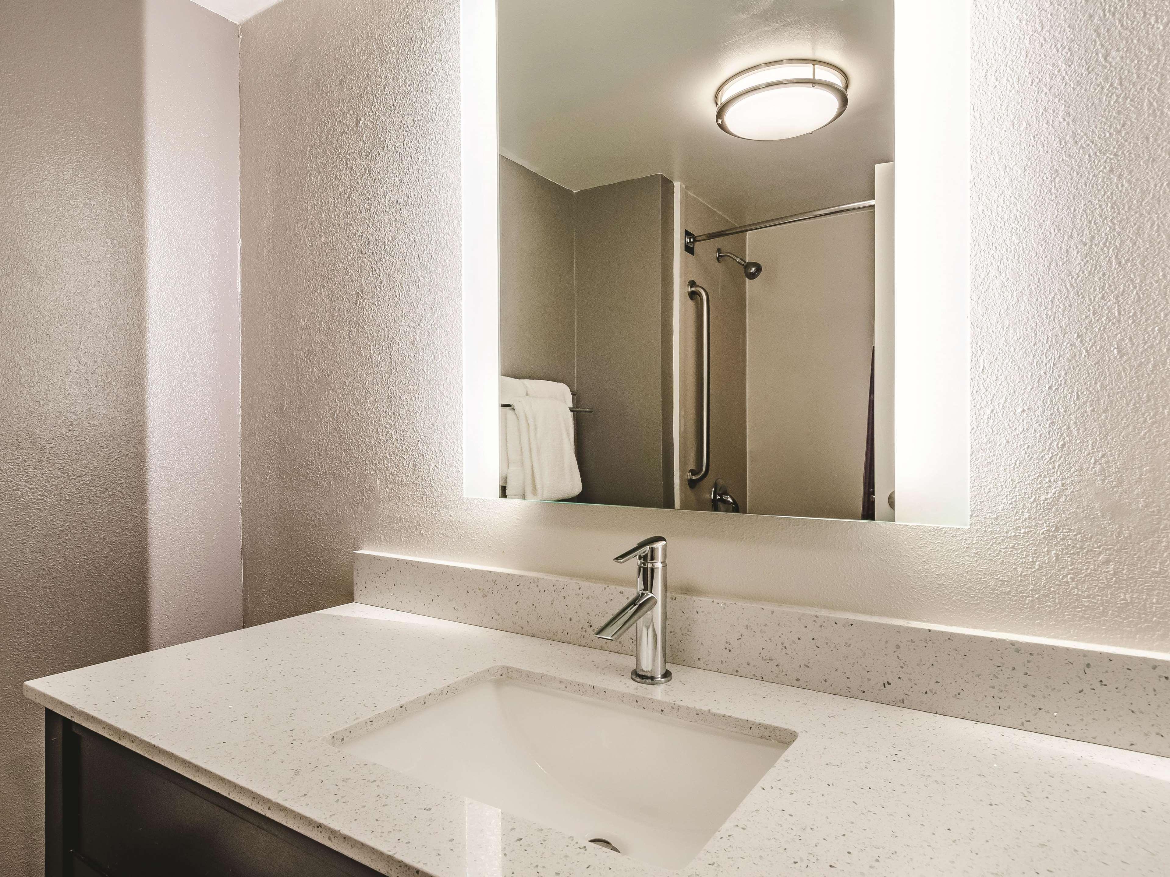 La Quinta By Wyndham Warwick Providence Airport Hotel Bagian luar foto