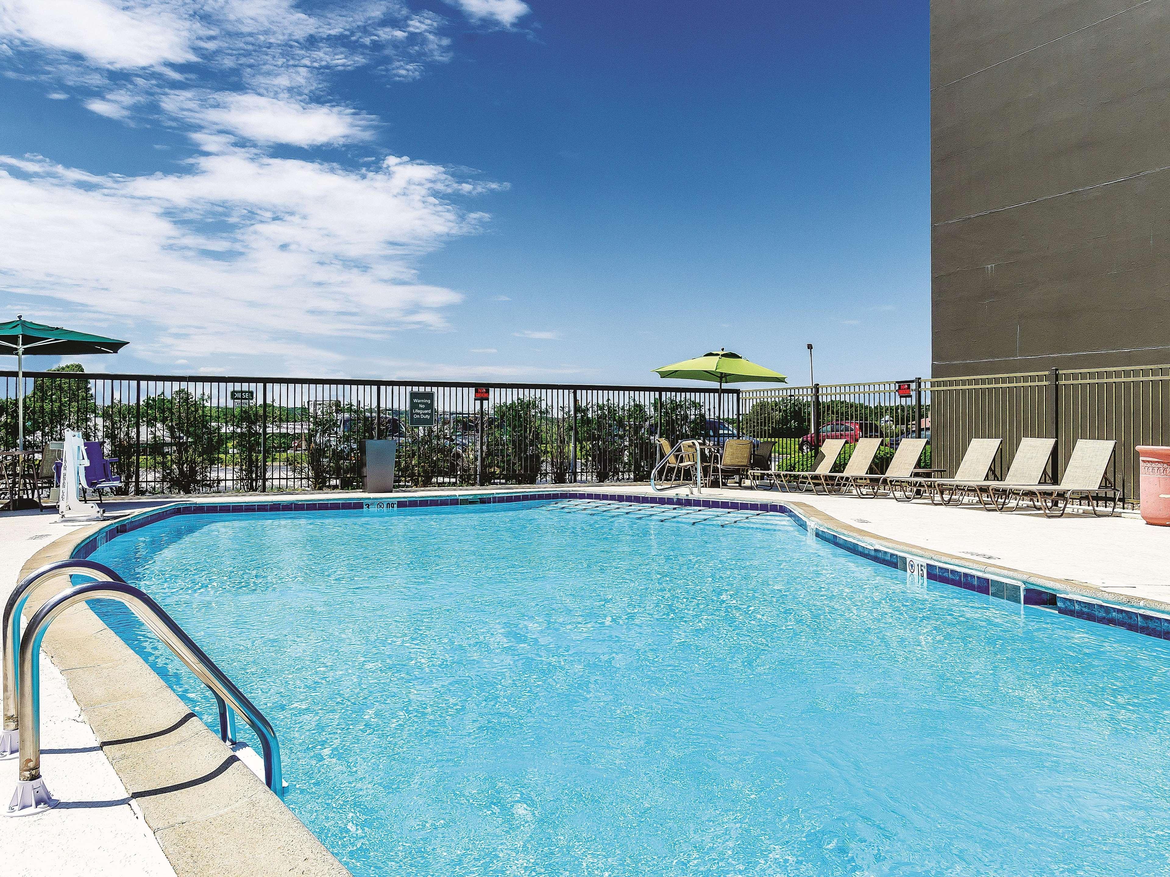 La Quinta By Wyndham Warwick Providence Airport Hotel Bagian luar foto
