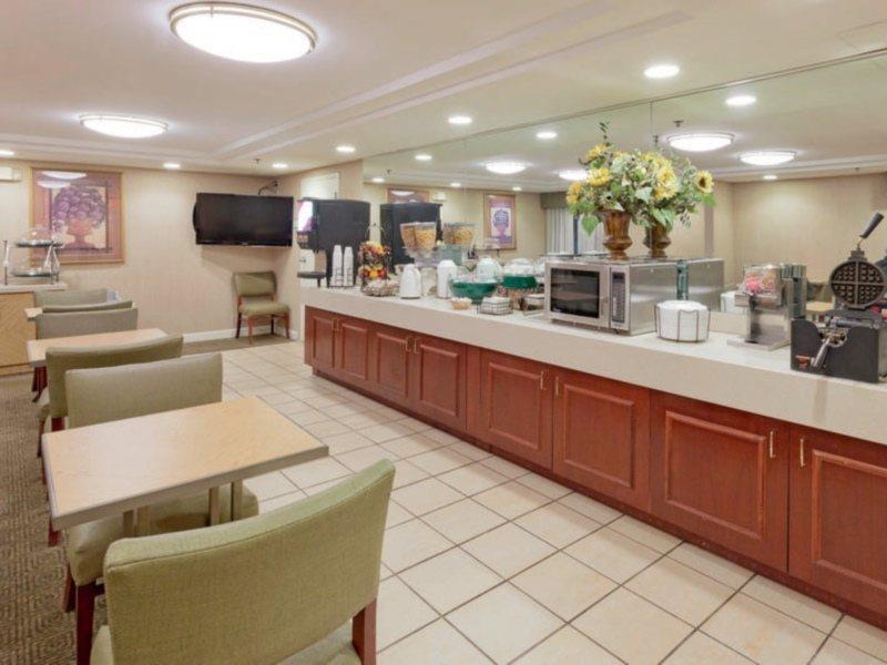 La Quinta By Wyndham Warwick Providence Airport Hotel Bagian luar foto