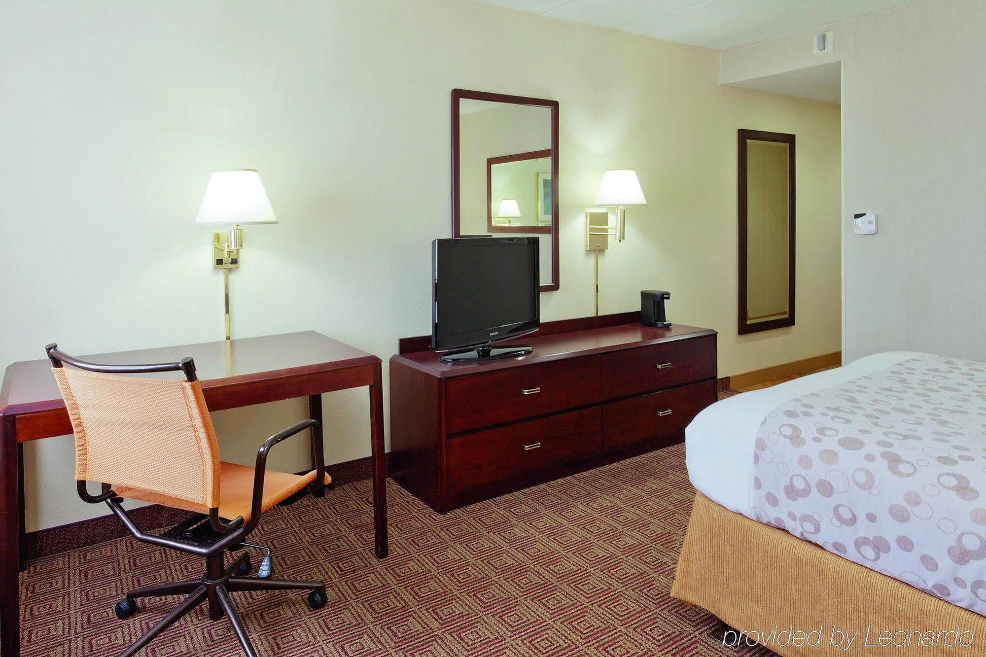 La Quinta By Wyndham Warwick Providence Airport Hotel Bagian luar foto
