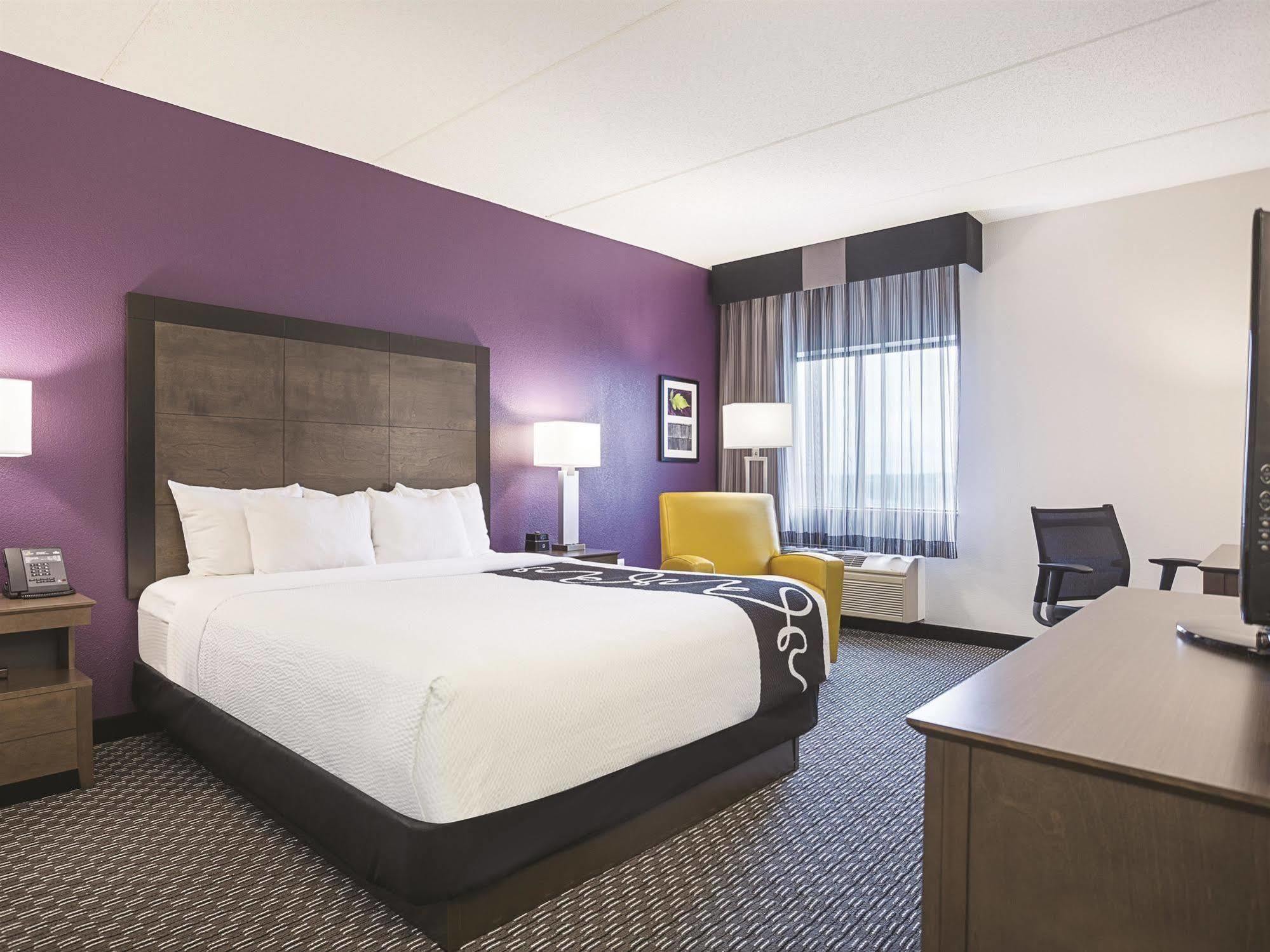 La Quinta By Wyndham Warwick Providence Airport Hotel Bagian luar foto
